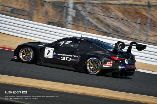富士スピードウェイを走るBMW Team StudieのBMW M4 GT3