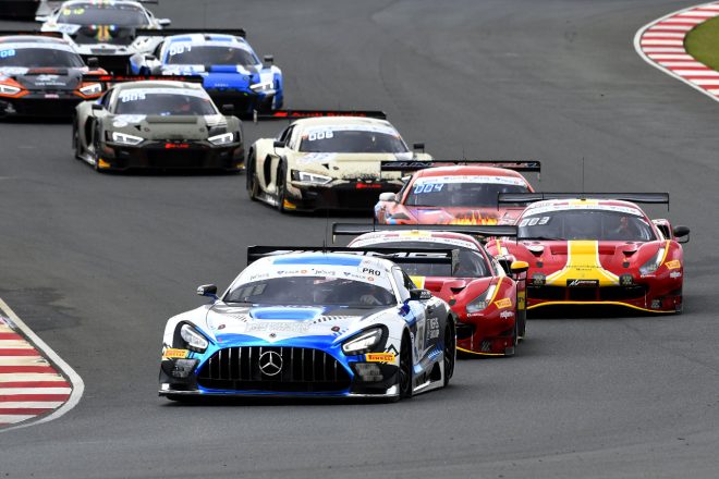 89号車メルセデスAMG GT3と、それに続くAFコルセのフェラーリ488 GT3 Evo