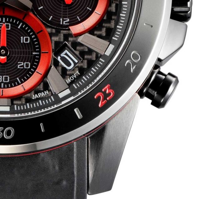ベゼルの23分位置にはレッドの“23”を刻印