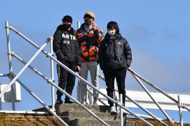 コースサイドで走りを見守る福住仁嶺、牧野任祐、大津弘樹