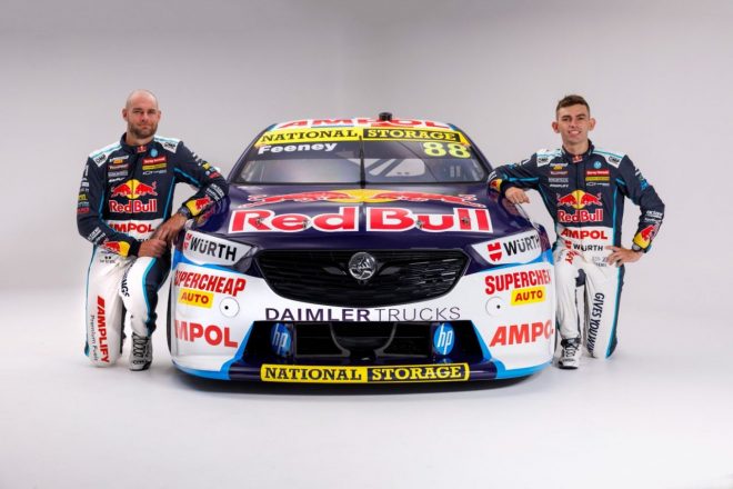 「最初の数戦で体制を整え、懸命に結果を得る努力をするつもりだ」と新チャンピオンのSVG(左)