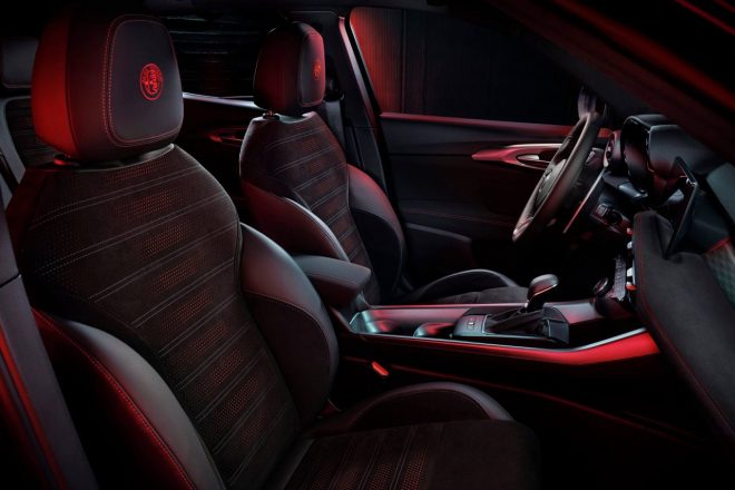 電動モーターによるe-コースティングやe-ブースティングの機能も備え、『Alfa D.N.A.』では3種類の走行モードを設定可能