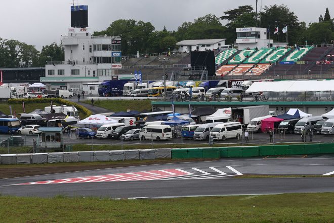 3コーナーとピットロード出口。車検場の場所も変更。以前は写真左、Astemoのフラッグあたりに車検場があった