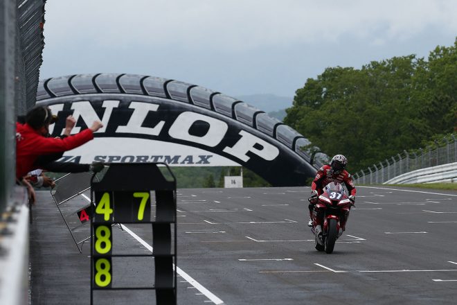 最終ラップ、コントロールライン手前。私の後方がチェッカーマン。渡辺一馬選手、ガッツポーズしてほしかったなぁ……