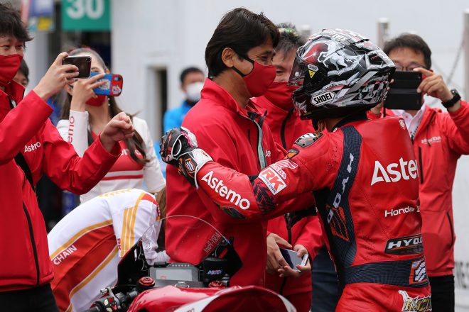 伊藤真一監督と渡辺一馬選手の抱擁。Astemo Honda Dream SI Racingは初勝利
