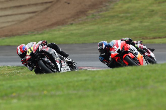 2位走行中の亀井雄大選手。この後、最終ラップに馬の背コーナーで転倒……残念