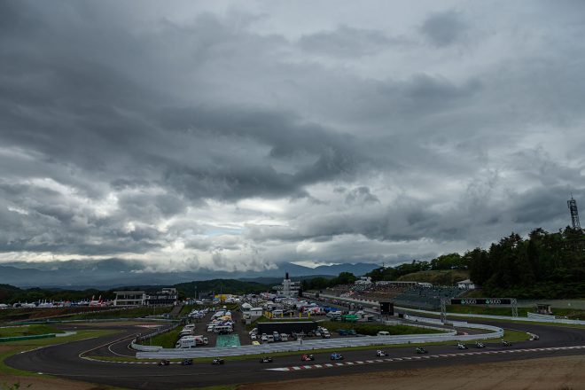 JSB1000レース2　ハイポイント付近から望むSUGO。曇り空ですが、奥にはかろうじて蔵王が見える。個人的にはお気に入りの場所