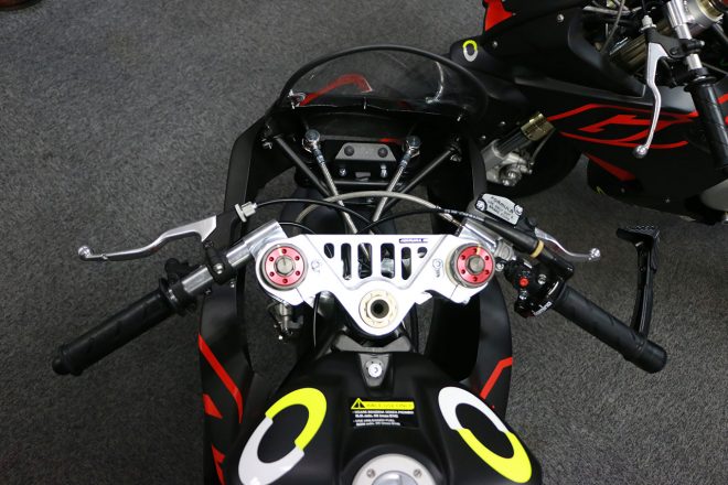 FIM MiniGP Japan Seriesで使用されるOHVALE GP-0 160にはタコメーターとラップタイマーが着用される