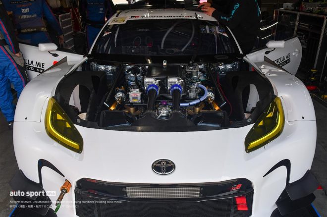 apr GR86 GTのエンジンルーム。プリウスPHV GTと同じ流れにあるが、美しい仕上がりに。