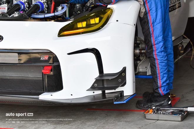 東京オートサロンの発表時からは、グリルにインテークが設けられたり、カナードが装着されたりと違いがみられる。