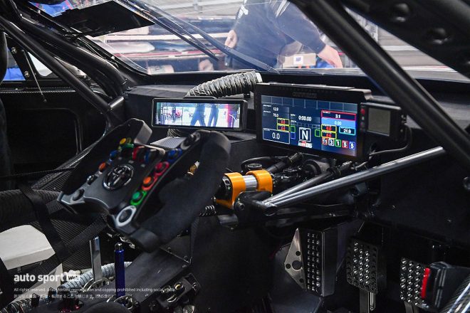 apr GR86 GTのコクピット。ディスプレイが大型化され、ドライバーからは好評。市販のGR86の位置と同じにしてあるのだとか。