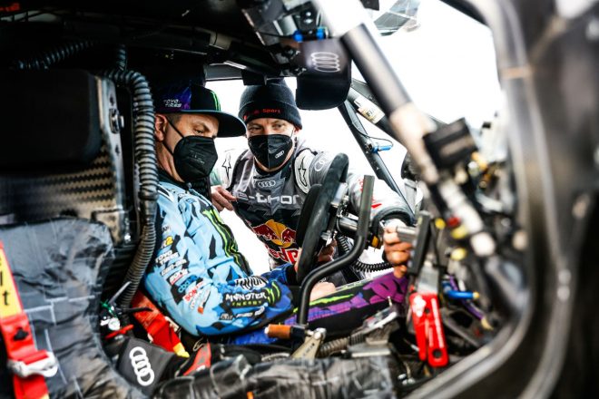 アウディRS Q e-tronの機能をケン・ブロックに説明するマティアス・エクストローム