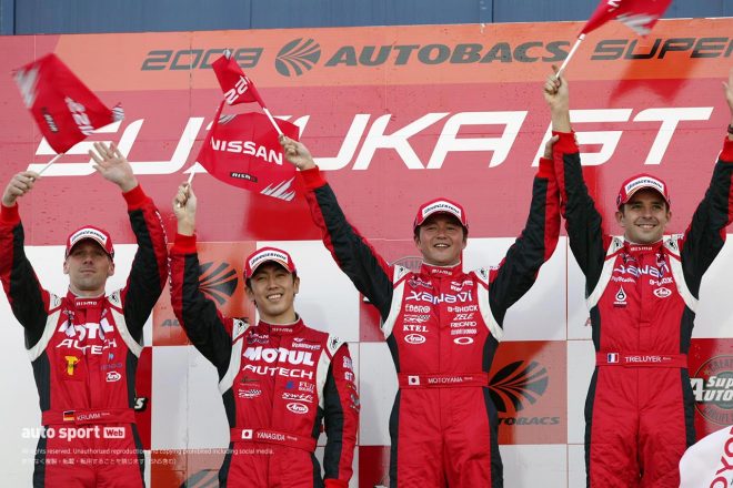 表彰台に立つ2位のミハエル・クルム、柳田真孝、優勝の本山哲、ブノワ・トレルイエ