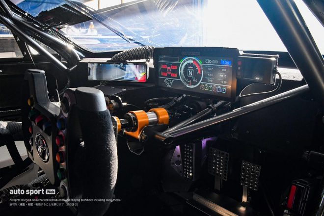 apr GR86 GTのコクピット。ディスプレイは市販のGR86のデザインに合わせたものだ。