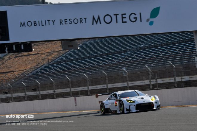 3月1日の名称変更を前につけられた『モビリティリゾートもてぎ』のブリッジの下を走るapr GR86 GT