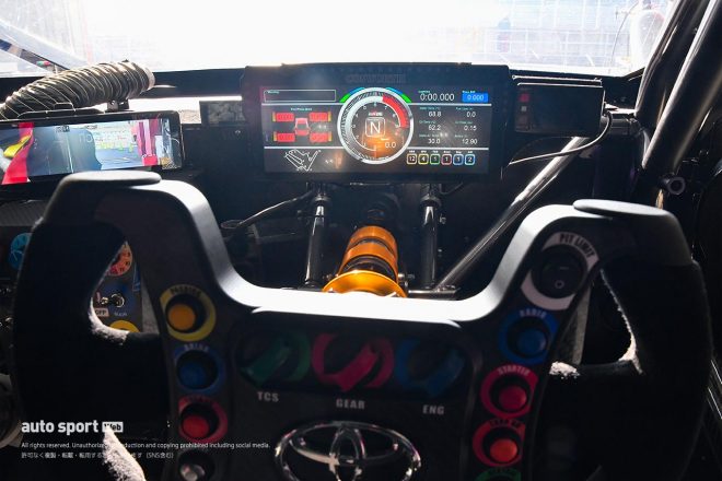 apr GR86 GTのコクピット。ディスプレイは市販のGR86のデザインに合わせたものだ。