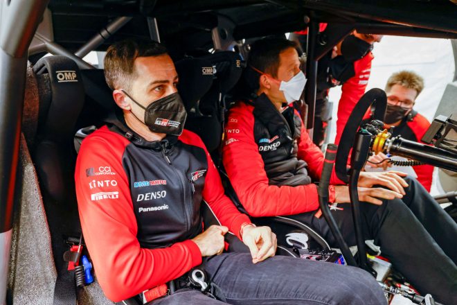 高価な油圧パドルシフトの廃止にともない、車内にシーケンシャルシフトレバーが復活した