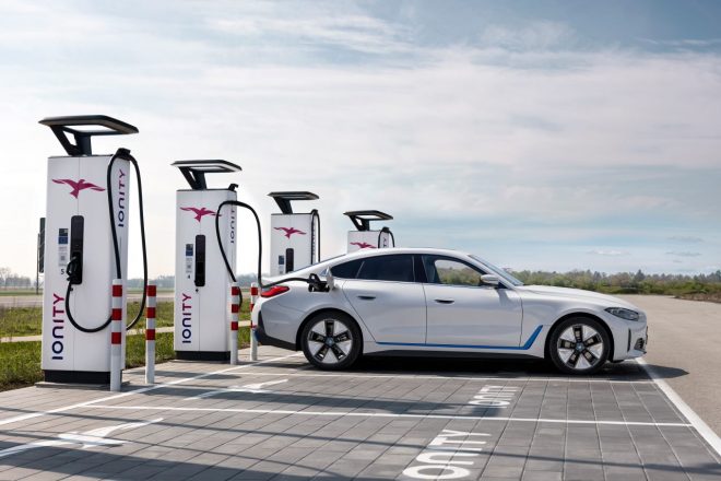 充電テクノロジーにも最新の規格が採用されており、普通充電と急速充電（CHAdeMO／チャデモ）に対応する