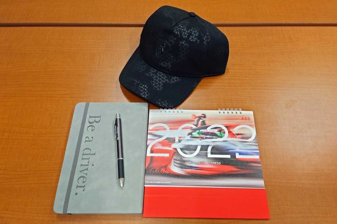 フェラーリキャップ(上)、マツダ手帳&ボールペン(左)、ABBカレンダー(右)