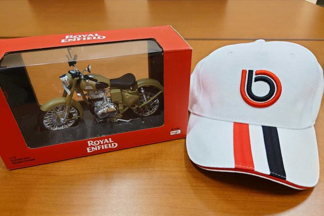 ロイヤルエンフィールド・クラシック500デザートストーム(1/12)ミニカー(左)、ビモータキャップ(右)