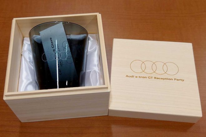 アウディ木箱入りグラス