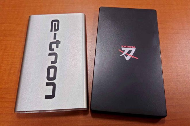 アウディe-tronモバイルバッテリー(左)、スズキ刀モバイルバッテリー(右)
