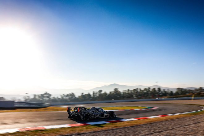 スペイン・バルセロナでテストを行うポルシェのLMDh車両