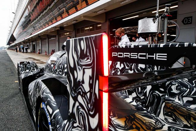 スペイン・バルセロナでテストを行うポルシェのLMDh車両