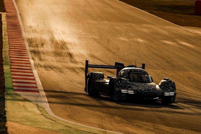 スペイン・バルセロナでテストを行うポルシェのLMDh車両