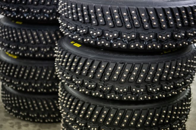 ピレリのスタッド付きスノータイヤ