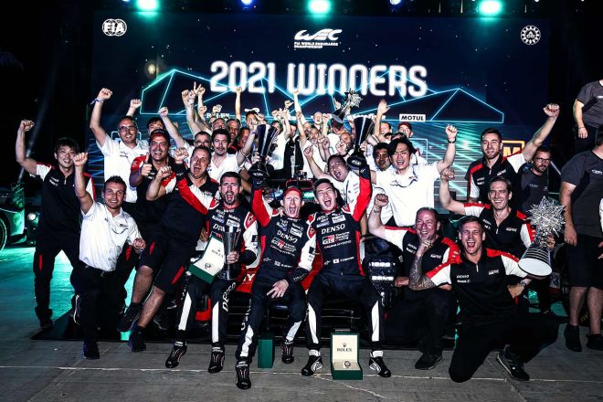 2021年のタイトル獲得を喜ぶTGR陣営。2022年、可夢偉はチーム全体をマネジメントする立場にもなる。