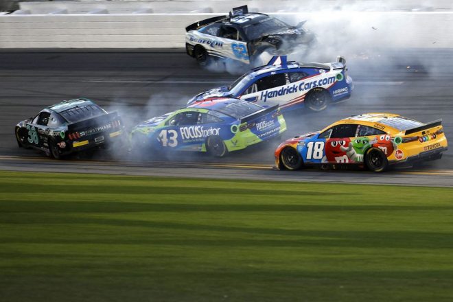 残り10周を切った190周目以降は、立て続けにマルチクラッシュが発生する展開に