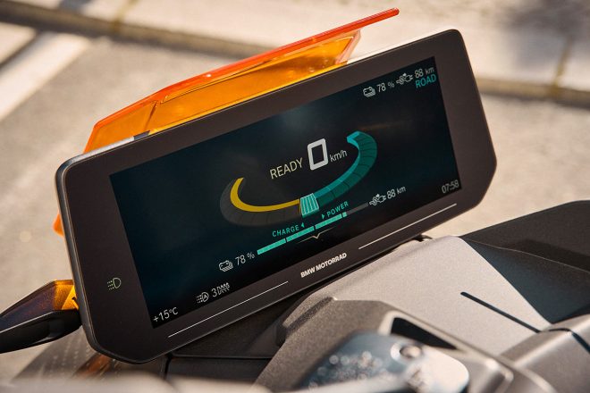 『BMW CE 04（シーイー・ゼロフォー）』標準装備の10.25インチTFT液晶カラーディスプレイ