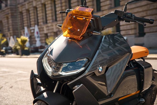 『BMW CE 04（シーイー・ゼロフォー）』LEDヘッドライトリングと、アダプティブ・ヘッドライトを装備したオプションのヘッドライトPro