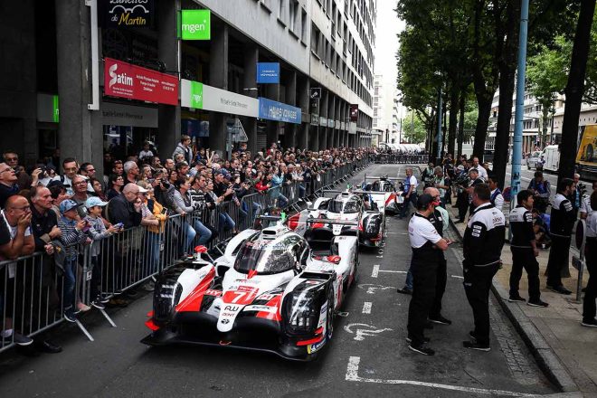 ファンとの距離が近いのがル・マンの公開車検の魅力。車検だけでなく、ドライバーのトークショー、チームの集合写真撮影なども行われる