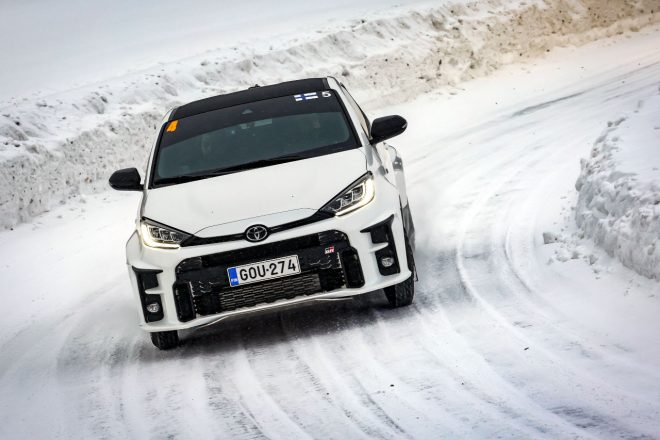 レッキ（コースの下見）を行うエサペッカ・ラッピ　2022年WRC第2戦スウェーデン