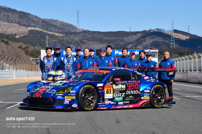 富士スピードウェイでシェイクダウンされた2022年仕様のSUBARU BRZ R&D SPORTとチームのメンバーたち