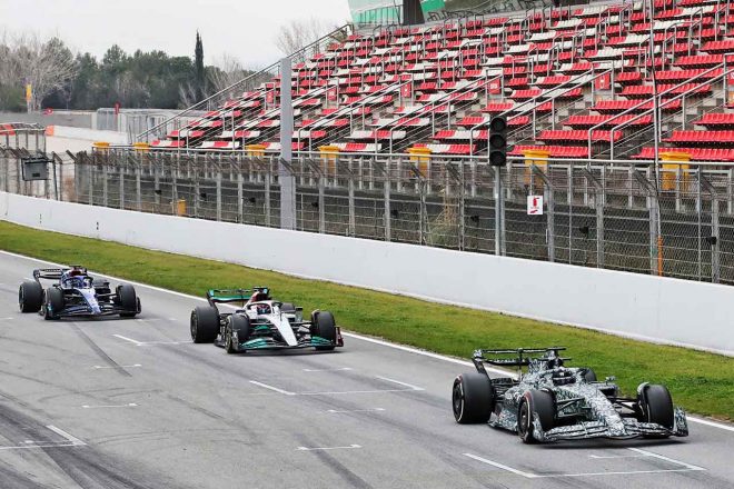 2022年F1バルセロナテスト3日目　周冠宇（アルファロメオ）、ジョージ・ラッセル（メルセデス）、ニコラス・ラティフィ（ウイリアムズ）