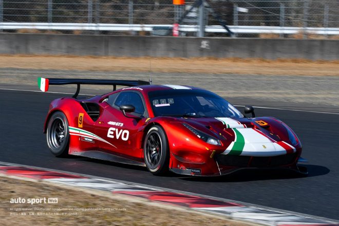 岡山国際サーキットでのGT3特別スポーツ走行を走るPACIFIC hololive NAC Ferrari