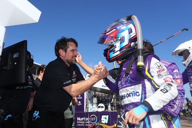 エンジニアのドン・ブリッカーと健闘を称えあう佐藤琢磨