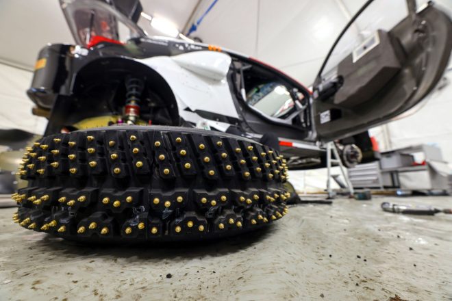 タングステン鋼製のスタッドが、タイヤ1本あたり384本埋め込まれたピレリ・ソットゼロ・アイスJB1