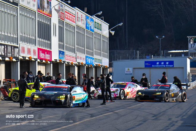 岡山国際サーキットで11台が参加しGT3特別スポーツ走行が行われた。