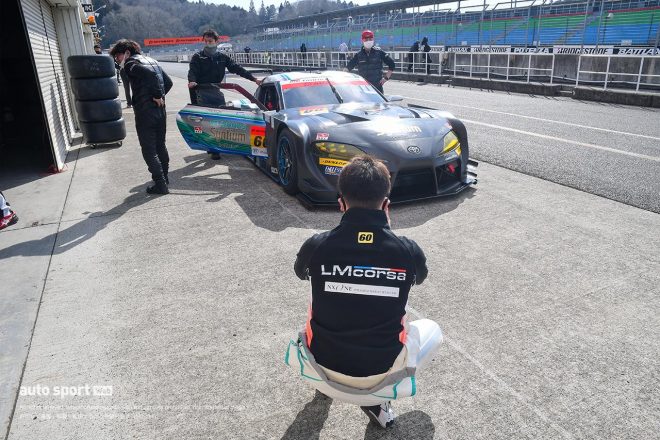 SYNTIUM LMcorsa GR Supra GTの写真を撮る河野駿佑