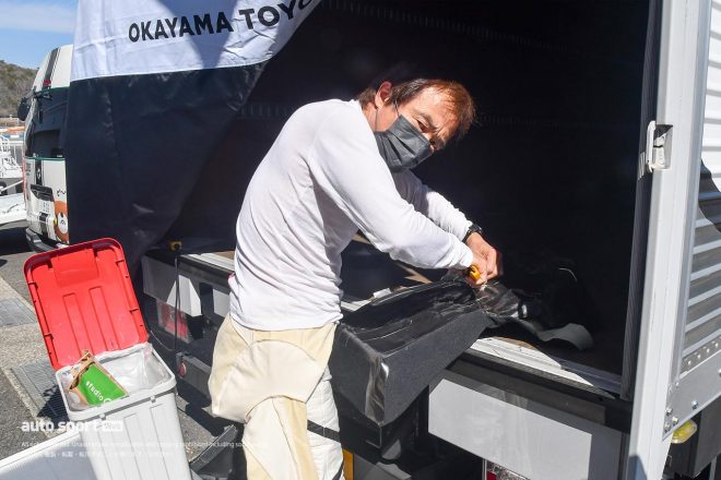 インターバル中に自らカッターナイフでシートを調整する高木真一