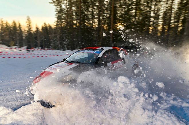 勝田貴元はシェイクダウンの1走目と、デイ1午後のステージでスノーバンクに突っ込んでいしまう