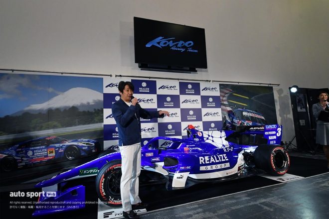 東京・豊洲PITで2022年シーズンを戦う新カラーリングを発表した近藤真彦監督（KONDO RACING）
