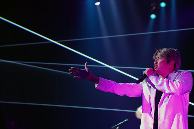 『MasahikoとYoshio Live Tour 2021-2022』でステージに立つ近藤真彦監督