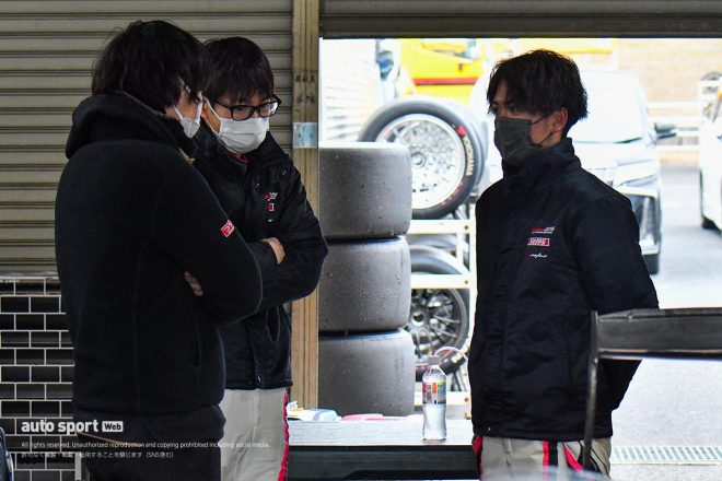 岡山国際サーキットでのGT3特別スポーツ走行で初めてHOPPY team TSUCHIYAでの仕事をこなした野中誠太（右）と松井孝允（左）