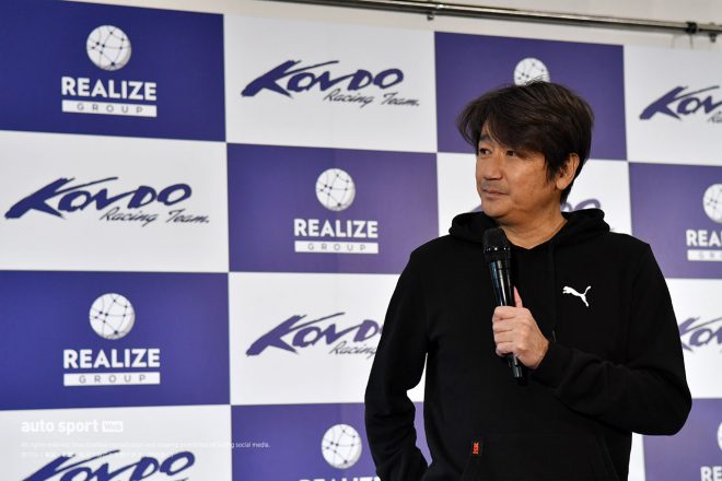 2022年体制発表会に立つKONDO RACINGの近藤真彦監督