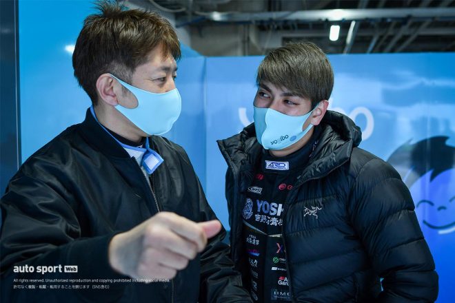 ピットで話し込む密山祥吾と藤波清斗